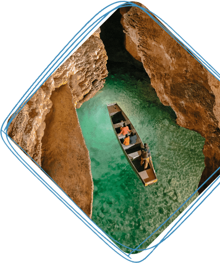 Une barque avançant sur l'eau dans une grotte