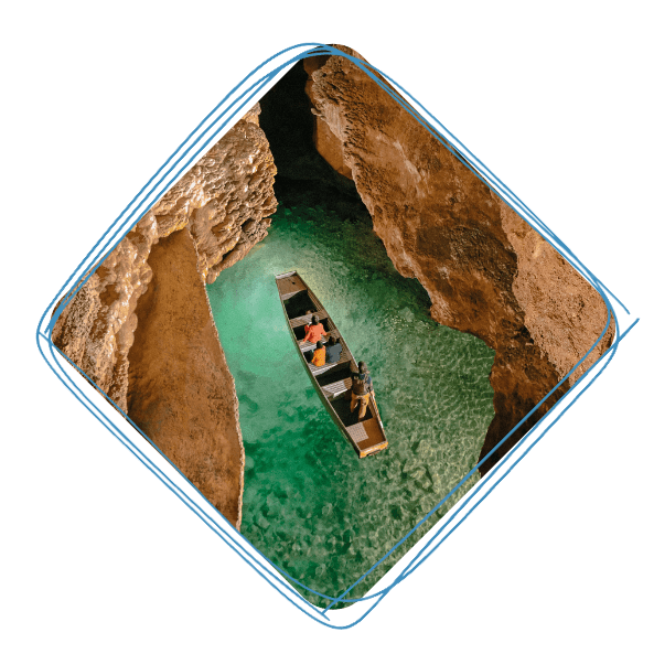 Une barque avançant sur l'eau dans une grotte