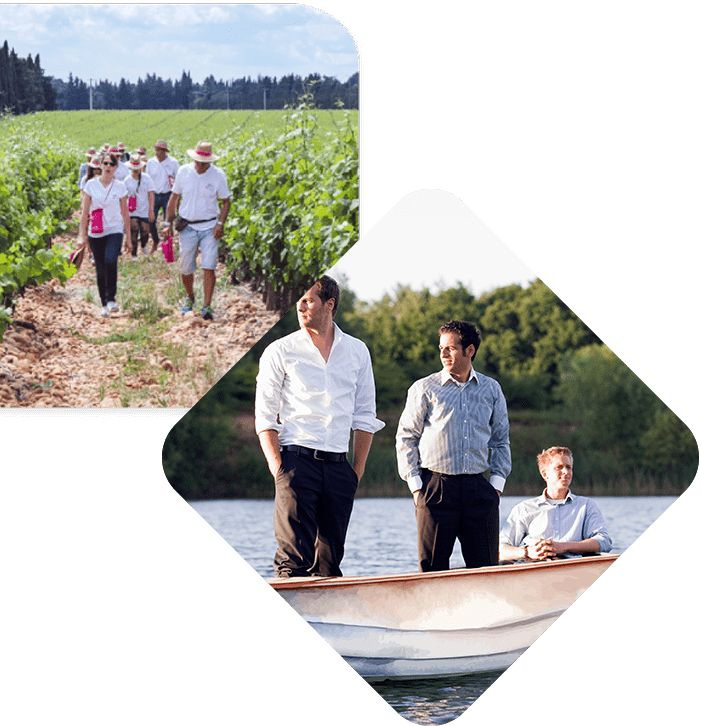 Un groupe de personne marchant dans des vignes et un groupe de 3 hommes dans une barque sur l'eau